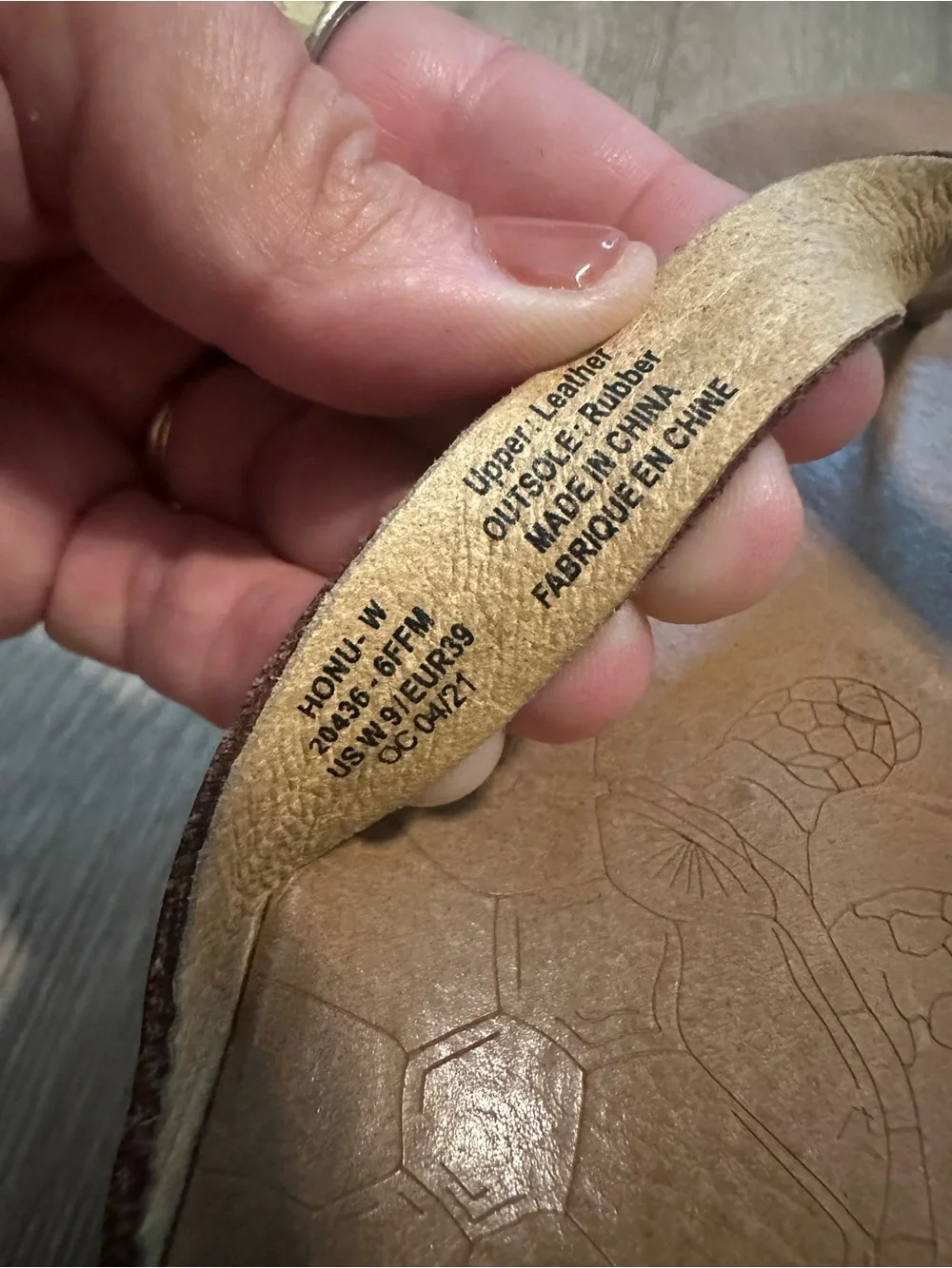 Olukai Honu Women's Metallic Gold Leather Flip Flop Sandals Sz 9